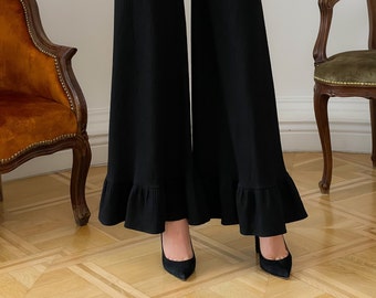 ブラックのフリルフレアパンツ、ハイウエストのリブニットベルボトムパンツ、ワイドレッグのステートメントパンツ、即日発送可能
