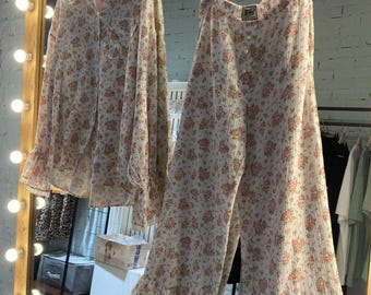 White muslin floral pajamas boho pajama set long sleeve shirt and pants. White Bridesmaid pajama set with ruffles. Bridal cotton pajama set