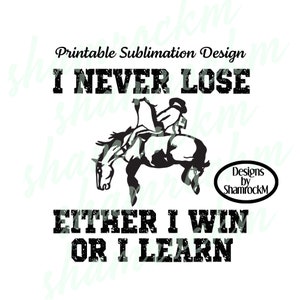 Puede incluir: Diseño de sublimación en blanco y negro con un vaquero montando un caballo salvaje. El texto dice "I NEVER LOSE EITHER I WIN OR I LEARN".