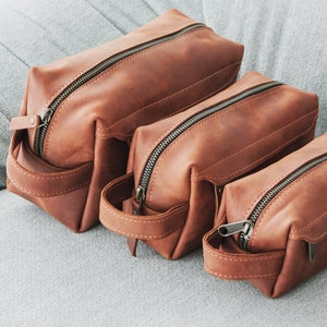 Monogrammed leather dopp kit,Groomsmen gift,Engraved leather dopp kit,Personalized travel bag,Personalized groomsmen gift,Toiletry gift
