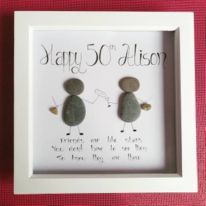 Marco personalizado de feliz cumpleaños con diseño de guijarros. O un marco de amor para familiares y amigos.