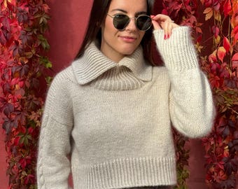 Patrón de tejido de jersey de cable corto para mujer, de arriba a abajo, con videotutoriales y herramienta de tejido gratuita.