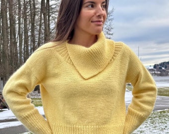 Patrón de tejido de jersey de cuello alto extragrande para mujer, de arriba a abajo, con videotutoriales y herramienta de tejido gratuita.