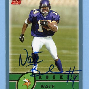 Könnte beinhalten: Eine blaue und grüne Footballkarte mit einem Foto von Nate Burleson, einem Wide Receiver der Minnesota Vikings. Die Karte hat einen grünen Rand und ein grün-weißes Wikinger-Logo. Die Karte enthält auch Burlesons Unterschrift und den Text "Rookie #17".