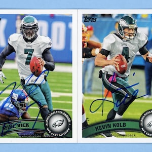 Könnte beinhalten: Zwei Sammelkarten mit Spielern der Philadelphia Eagles. Die Karte links zeigt Mike Vick, die Karte rechts zeigt Kevin Kolb. Beide Karten sind von den Spielern signiert.