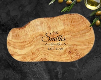 Planche à charcuterie personnalisée en bois d'olivier | Plateau de fromages gravé