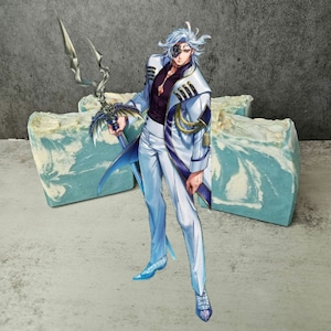 Puede incluir: Un personaje de anime con cabello blanco y un parche en el ojo, que lleva un traje blanco con detalles dorados, sostiene un tridente plateado y azul. El personaje está de pie frente a dos barras de jabón azul y blanco con un patrón de remolino.