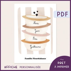 Può includere: Una stampa familiare personalizzata con quattro ciotole impilate, ognuna con un nome: Nans, Jean, Lisa e Guillaume. Le ciotole sono in tonalità beige e rosa, con tre piccoli cuori neri sopra. La stampa include il testo "Famille Fleurkidance".