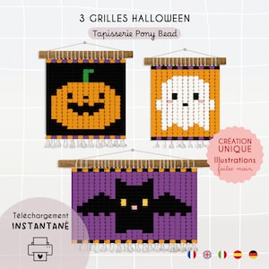 Puede incluir: Tres tapices hechos de cuentas pony con diseños de Halloween: una calabaza sobre fondo negro, un fantasma blanco sobre fondo naranja y un murciélago negro sobre fondo morado. Cada pieza cuelga de un listón de madera con flecos blancos.