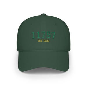 Peut inclure: Casquette de baseball vert foncé avec le texte brodé "11757" en vert et "EST. 1923" en or. La casquette a une visière incurvée et une couronne structurée.