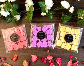 Christmas Soy Wax Melts | Santa, Tree, Gift Shapes | Hand Poured | Highly Scented | Gift | Eco friendly | 25 Hours Burn Time | Pack Of 16