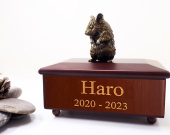Hamster Urne: Haustier-Denkmal aus Holz mit Resin-Figur