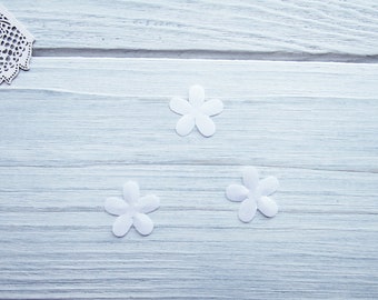 50 Stück weiße Satin Blumen Applikationen: Vorgestärkte Stoffblumen (17 mm)