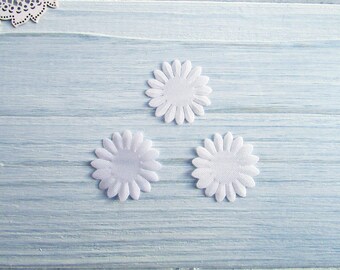 50 Satin Daisy Blumen: Gestärkte Stoff Applikationen (20 mm)
