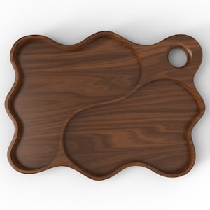 Puede incluir: Una bandeja de servir de madera con una forma orgánica única. La bandeja tiene tres compartimentos separados y un asa con un agujero para facilitar su transporte.