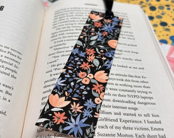 Black bookmark with wildflowers, gift for her, gift for mum, bookmark with tassel, bookish gifts, bookworm, cute bookmark