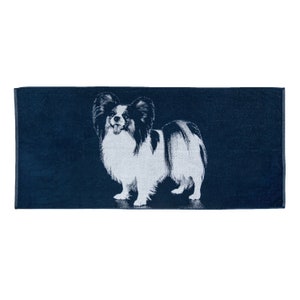 Asciugamano di cotone con cane Papillonn. Telo mare blu.
