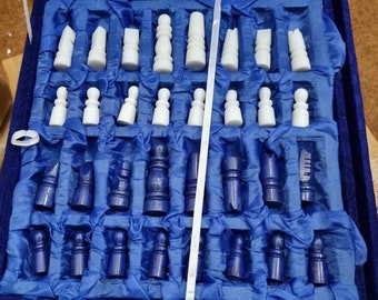 Handgefertigtes Schach Set aus Lapis Lazuli & Marmor: 32 Stück