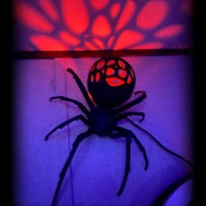 Decoración gótica de araña: acento de pared iluminado con llama LED.