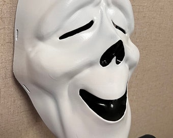 ホラー映画に登場するような、ハイになった幽霊の顔マスク
