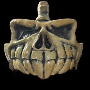 Evil Ash Skull-hjälm: Bärbar skräckrekvisita i ABS-harts