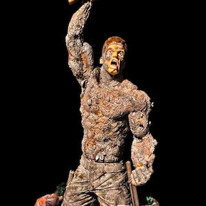 Predator-figur, lerig holländsk staty med LED-ficklampa