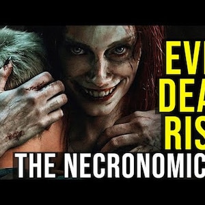 Puede incluir: Una mujer con una sonrisa siniestra sostiene a una persona joven en sus brazos. El texto "EVIL DEAD RISE THE NECRONOMICON" está en letras amarillas sobre un fondo negro.