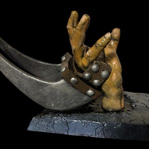 Réplica de la mano de Shredder de la película TMNT 2 / Soporte para mando a tamaño real