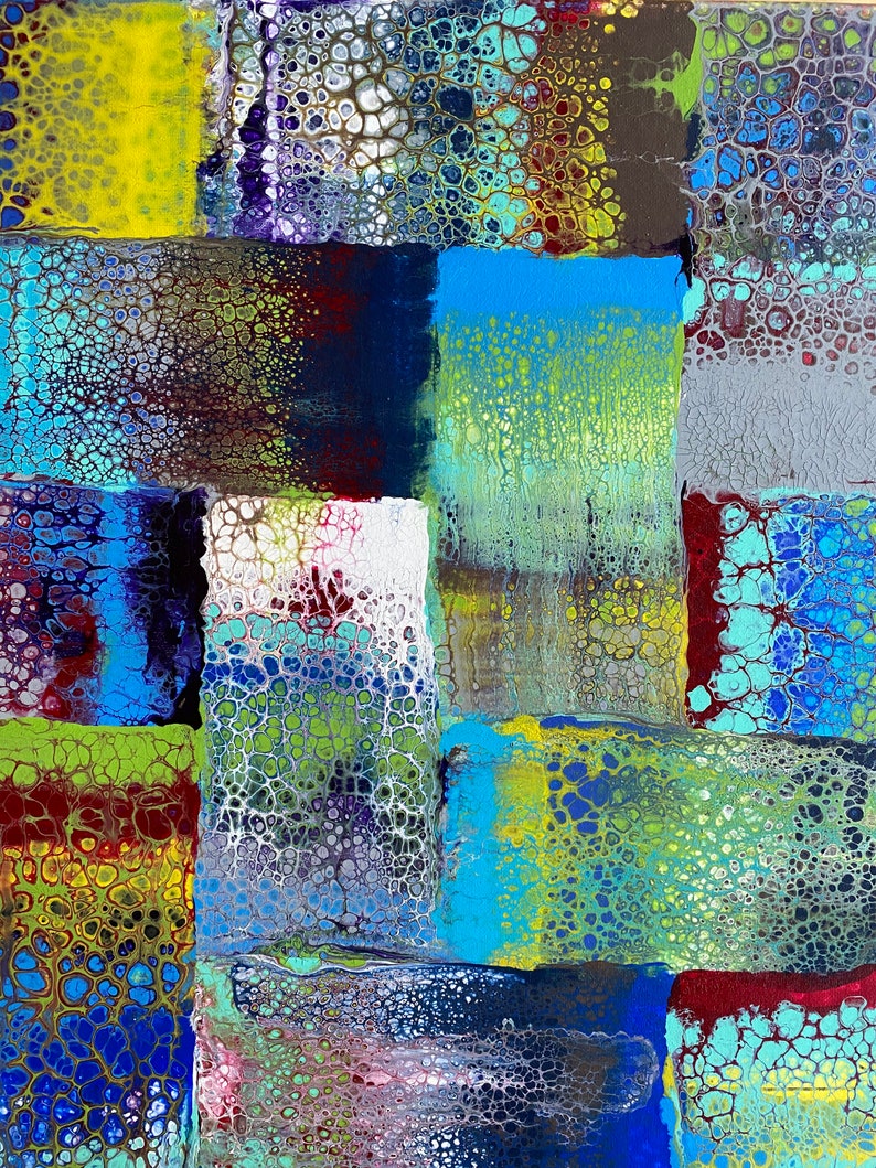 Puede incluir: Pintura abstracta acr&iacute;lica con un patr&oacute;n similar a una cuadr&iacute;cula. La obra de arte presenta una variedad de colores, incluyendo amarillo, azul, verde y rojo, dispuestos en formas rectangulares. La pintura tiene una apariencia texturizada y celular, creando un efecto visual &uacute;nico.