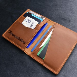 Cartera con tarjetero vertical plegable de cuero genuino personalizada