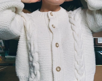 Cardigan a trecce color crema Cardigan grosso fatto a mano Cardigan corto in lana Maglione con maniche a palloncino