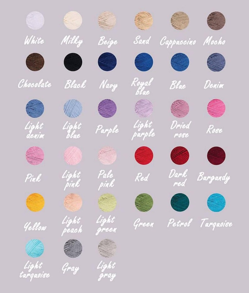 Op de afbeelding: Een kleurenkaart met een verscheidenheid aan garenkleuren, waaronder wit, zwart, blauw, roze en groen. Elke kleur wordt weergegeven in een kleine cirkel met de kleurnaam in witte letters. De achtergrond is lichtpaars.
