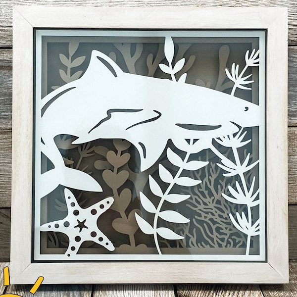 SVG per cornice a forma di squalo / Decorazione murale per casa a tema oceano e spiaggia / File di taglio laser a strati "Sotto il mare" / SVG costiero