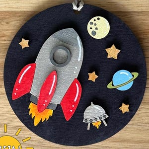 Ozdoba rakietowa SVG | Kosmiczna ozdoba świąteczna | Plik wycinany laserowo z UFO i planetami | Dekoracja dla dzieci o tematyce kosmicznej
