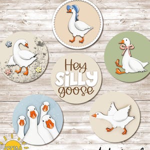 Könnte beinhalten: Eine Sammlung digitaler Download-Designs mit Cartoon-Gänsen. Die Gänse werden in verschiedenen Posen und Umgebungen dargestellt, darunter eine mit blauem Hut und eine mit rosa Schleife. Der Satz "Hey Silly Goose" ist ebenfalls enthalten.