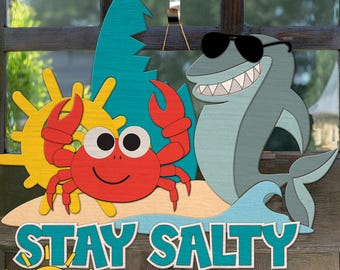 Zomerdeurhanger SVG | Blijf zout surfplank teken SVG | Grillig deurbord Shark & Crab | Coastal lasergesneden bestand Glowforge SVG