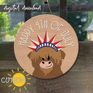 Enfeite de porta SVG com o Feliz 4 de Julho | Vaca Patriótica das Terras Altas SVG | Placa de porta SVG | Coroa da Estátua da Liberdade SVG | Arquivo cortado a laser | Cricut SVG