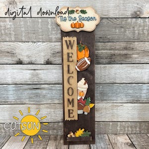 Peut inclure: Panneau de bienvenue en bois avec des décorations d'automne. Le panneau affiche le mot "WELCOME" et comprend des citrouilles, un ballon de football américain, une boisson au café et des feuilles. Le haut du panneau indique "'Tis the Season". Le texte "digital download" est en haut à gauche.