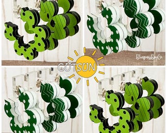 Può includere: Quattro paia di orecchini a forma di fiore verde e bianco con diversi motivi. Gli orecchini sono su uno sfondo bianco con il testo "CUTSUN" e "download digitale" nell'angolo in alto a sinistra.