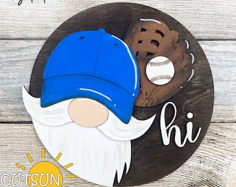 Letrero de bienvenida intercambiable con forma de gnomo para puerta SVG / Gnomo de béisbol SVG / Letrero deportivo para puerta con archivo cortado con láser