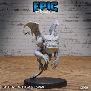 Puede incluir: Miniatura gris claro de una criatura fantástica con alas de murciélago, cuernos y cola, montada sobre una base negra. La criatura tiene una superficie texturizada detallada y una expresión amenazante. Tamaño de base mediano, 2,55 cm.