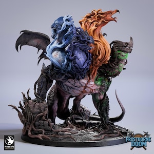 Puede incluir: Figura de fantasía detallada que presenta una criatura de múltiples cabezas con un diseño complejo. La escultura muestra una combinación de colores, incluyendo azul, naranja y verde, con texturas y detalles intrincados. La base de la figura tiene un logo que dice "Frostborne Doom".
