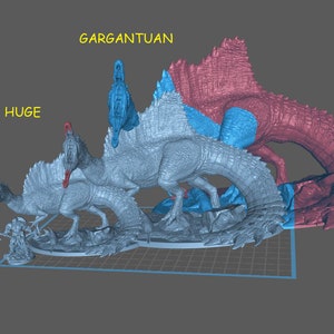Puede incluir: Tres figuras de dinosaurios de diferentes tama&ntilde;os, etiquetadas como "Large", "Huge" y "Gargantuan". Las figuras est&aacute;n pintadas en tonos de azul y rojo, siendo la figura m&aacute;s grande de un rojo intenso.