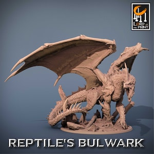 Könnte beinhalten: Eine detaillierte, 3D-gedruckte Miniatur eines Drachen, der mit ausgebreiteten Flügeln und eingerolltem Schwanz posiert. Der Drache ist hellbraun und hat eine strukturierte, schuppige Haut. Die Miniatur steht auf einem Sockel mit einer steinartigen Textur.
