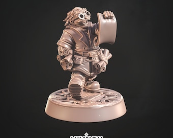 Könnte beinhalten: Eine 3D-gedruckte Miniatur eines Zwergen-Kartenzeichners mit einem Pergament in der Hand und einer Brille. Die Miniatur ist in hellbrauner Farbe bemalt und steht auf einem runden Sockel mit einem detaillierten Design. Der Text "Dwarven Legacy" ist auf dem Sockel aufgedruckt.