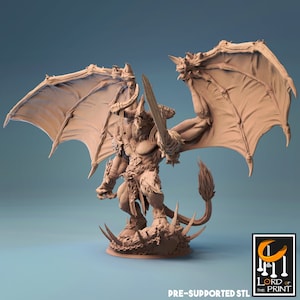 Może przedstawiać: Trójwymiarowa miniatura demona z mieczem, rogami i skrzydłami. Miniatura jest wstępnie podparta i gotowa do wydrukowania.