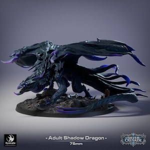 Puede incluir: Miniatura detallada de un Dragón de las Sombras adulto, predominantemente negro con detalles morados. El dragón está posado sobre una base rocosa, con las alas extendidas. El texto "Adult Shadow Dragon" y "75mm" son visibles.