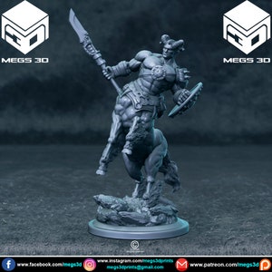 Puede incluir: Una miniatura gris de un guerrero centauro impresa en 3D que sostiene una lanza y un escudo. El centaur lleva armadura y un casco con cuernos. La miniatura est&aacute; de pie sobre una base rocosa.
