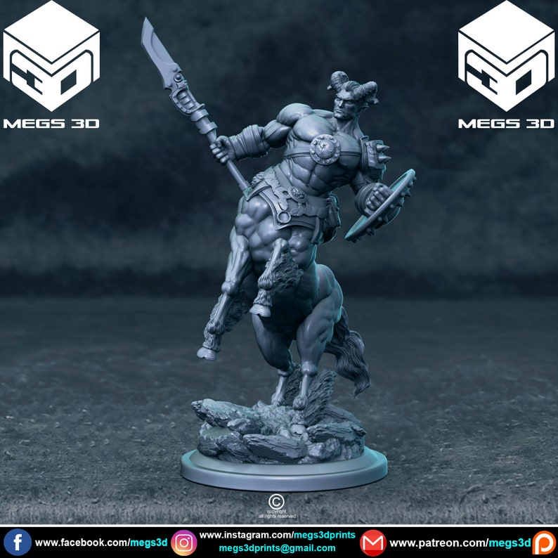 Puede incluir: Una miniatura gris de un guerrero centauro impresa en 3D que sostiene una lanza y un escudo. El centaur lleva armadura y un casco con cuernos. La miniatura est&aacute; de pie sobre una base rocosa.