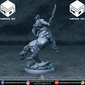 Puede incluir: Una miniatura gris de un guerrero centauro impresa en 3D, sosteniendo una lanza y un escudo. El centauro est&aacute; de pie sobre una base rocosa.